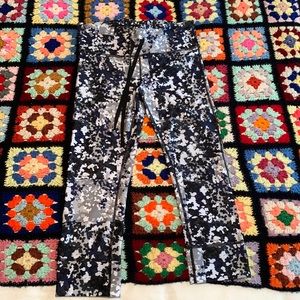 Gap capri blue Camo leggings.